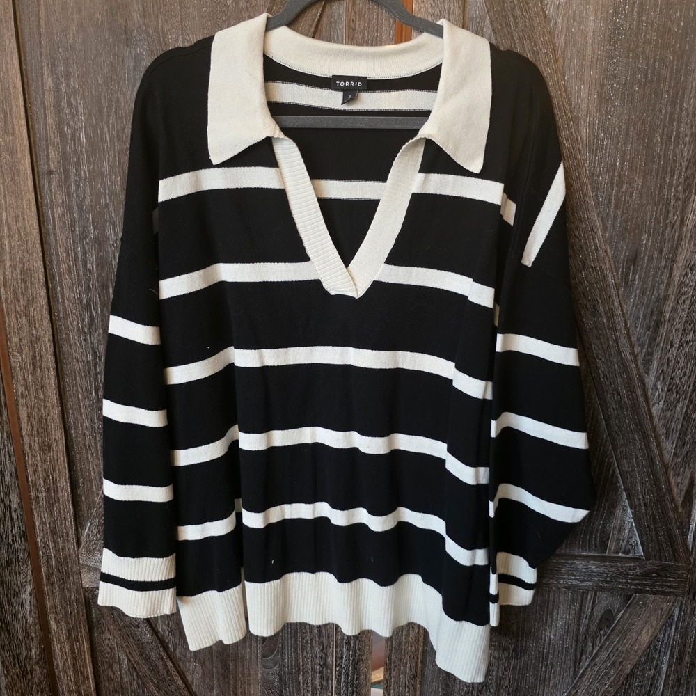 Torrid Sweater‎ Women's Size 3 Black & White Stripes Long Sleeve Collared V-Neck